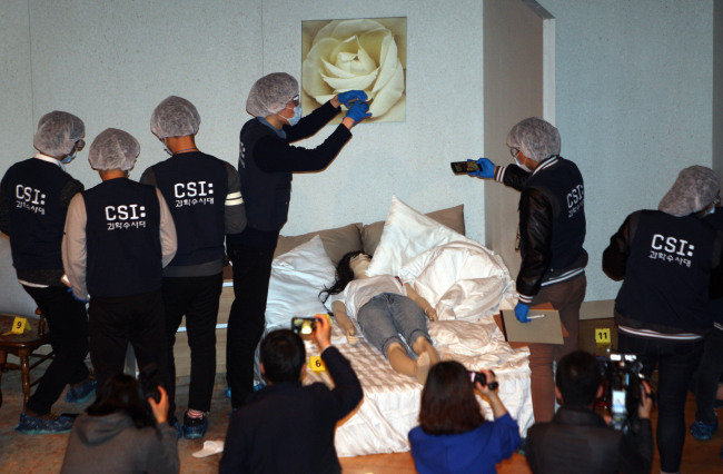 Korea Crime Scene Investigation agents demonstrate how they secure evidence and investigate a crime scene. (Yonhap)
