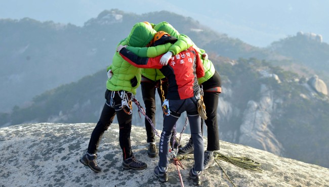 Cops specialized in rescue and security missions at mountains conduct drills to enhance their capabilities in saving people`s lives. (Yonhap)