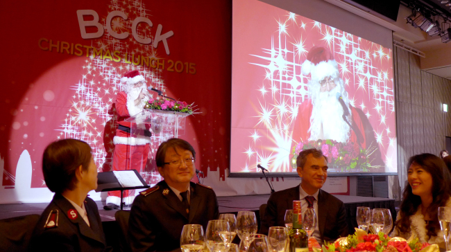 Santa Claus entertains the participants at the British Chamber of Commerce in Korea Christmas Lunch at the Four Seasons Hotel Seoul on Friday. Joel Lee/The Korea Herald