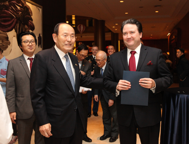 Korea America Friendship Society president Han Chul-soo (second from left) and the U.S. Embassy Deputy Chief of Mission Mark Knapper (right) pose at the KAFS annual year-end party at Millennium Seoul Hilton. (The Korea America Friendship Society)