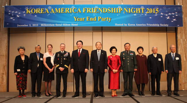 (From left) The spouse of Park Geun and the Korea America Friendship Society Honorary President Park Geun, the spouse of Champoux and the U.S. Forces Korea 8th Army Commander Lt. Gen. Bernard Champoux, the U.S. embassy Deputy Chief of Mission Mark Knapper, KAFS president Han Chul-soo and his spouse, the Deputy Commander of the ROK-U.S. Combined Forces Command Gen. Kim Hyun-jip and his spouse, Korea’s former Education Minister Cho Wan-kyoo and former Combined Forces Command Deputy Commander Kim Jae-chang (The Korea America Friendship Society)