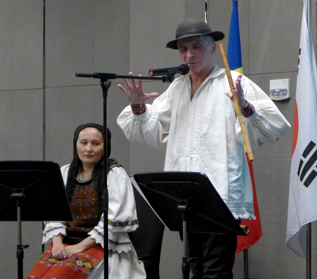 Romanian musicians Zamfira Muresan (left) and Grigore Lese. Joel Lee / The Korea Herald