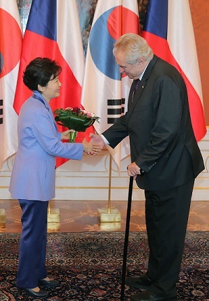 Czech President Milos Zeman (right) greets South Korean Park Geun-hye during their summit on Wednesday. Yonhap