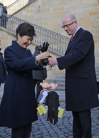 President Park Geun-hye is gifted with marionette dolls by Czech Prime Minister Bohuslav Sobotka after they toured around Charles Bridge in Prague on Friday. Yonhap