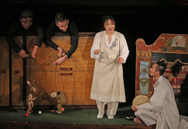 Artists from Korea and the Czech Republic perform a collaborative puppet show titled “In the Attic” at the National Marionette Theatre in Prague on Wednesday. Yonhap