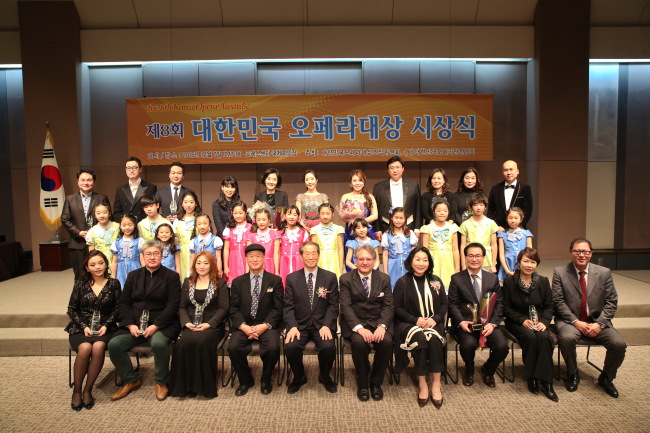 Winners of this year‘s 8th Korea Opera Awards, including the orchestra prize-winning Herald Philharmonic Orchestra, founded by Herald Corp., pose at an awards ceremony held at the Press Center in central Seoul on Monday. (Korea Opera Awards)