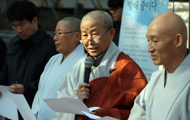 Buddhist monk Dobeop speaks during a press conference on the Jogye Order’s position about Han Sang-kyun, the leader of Korea Confederation of Trade Unions, who has taken refuge at Jogye Temple in Seoul, Tuesday. (Yonhap)