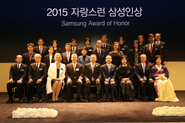 Lee Soo-bin (fifth from left in the first row), chief executive of Samsung Life Insurance, poses with the winners of the annual “Samsung Award of Honor” at the headquarters in Seocho-dong, Tuesday. Samsung Group