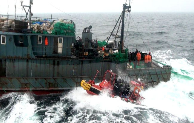 A Korean patrol boat chases a Chinese fishing boat operating illeglly in the West Sea on Nov. 27. (Yonhap-News)