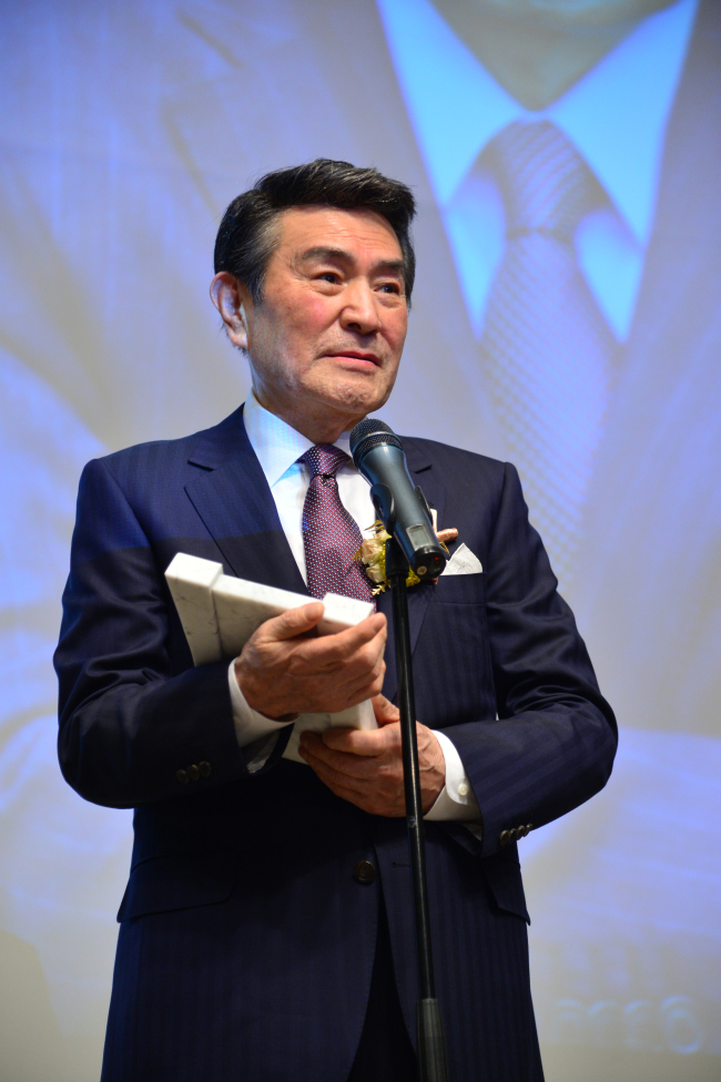 Actor Namgung Won accepts the SACF Artist of the Year Award for his lifelong contribution to cinematic arts at the Seoul Press Center on Tuesday. (Yoon Byung-chan/The Korea Herald)