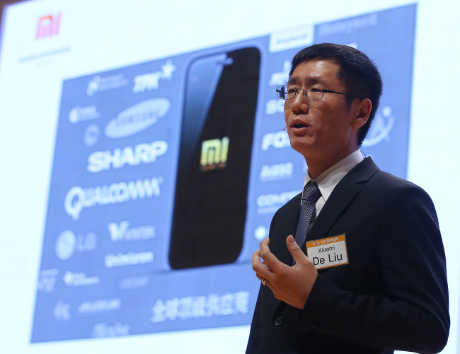 De Liu, cofounder and vice president of Xiaomi, speaks on the firm’s innovation drive at a conference in Seoul last month. (Yonhap)