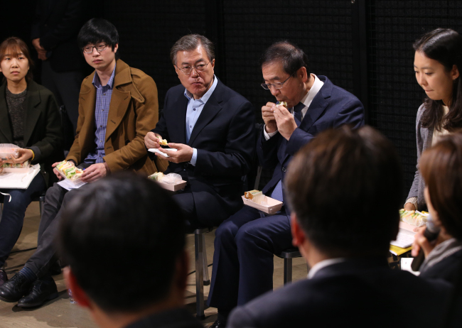 Seoul City Mayor Park Won-soon (second from right) eats sandwiches with NPAD chairman Moon Jae-in and other participants representing the youth at a forum on youth policies on Nov. 19. (Yonhap)