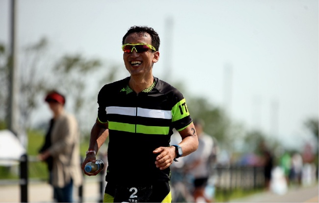 Park Byung-hoon runs a triathlon race in Yeoju, Korea, in 2015. (Emerson K)