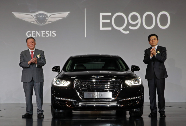 Prime Minister Hwang Kyo-ahn (right) and Hyundai Motor chairman Chung Mong-koo applaud Wednesday at the launch of the Genesis EQ900 in a Seoul hotel. Yonhap 