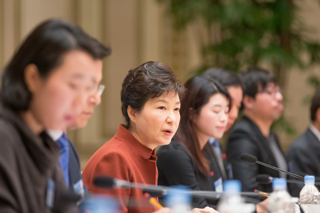 President Park Geun-hye speaks Thursday at a committee meeting on solutions for low fertility and an aging society. Cheongwadae