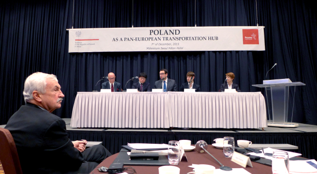 Polish Ambassador Krzysztof Ignacy Majka (left) poses at an investment seminar titled “Poland as a Pan-European Transportation Hub” in Seoul on Dec. 7. Joel Lee / The Korea Herald