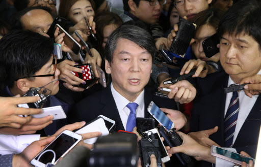 Ahn Cheol-soo, former cochairman of the main opposition New Politics Alliance for Democracy, talks to reporters on Sunday after the press conference announcing his defection from the party. Yonhap