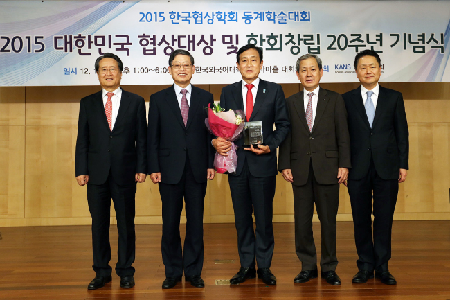 Kim Jung-tai (third from left), chairman of Hana Financial Group, poses with others at the award ceremony held at the Hankuk University of Foreign Studies in Seoul on Friday. From left: Yoo Jang-hee, former chairman of Commission on Shared Growth for Large and Small Companies and inaugural president of the Korean Association of Negotiation Studies; former Prime Minister Kim Hwang-sik; Hana Financial chief Kim; Kim In-chul, president of Hankuk University of Foreign Studies; and Cho Nam-shin, current president of Korean Association of Negotiation Studies. Hana Financial Group