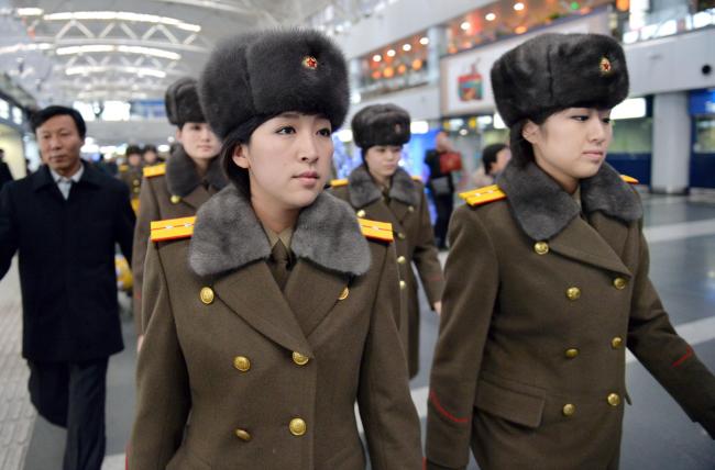 Members of the Moranbong Band of North Korea arriave at Beijing International Airport to leave China, Saturday. (Yonhap)