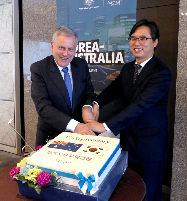 Australian Ambassador William Paterson (left) and Park Jin-kyu, the director general of the trade policy bureau at Korea's Trade, Industry and Energy Ministry. Joel Lee / The Korea Herald