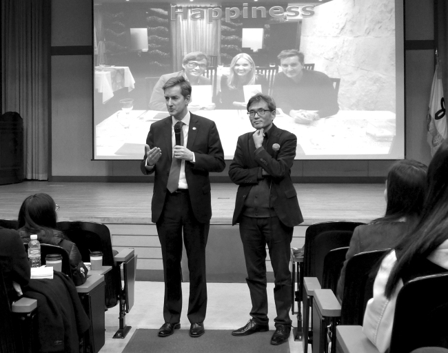 Danish Ambassador Thomas Lehmann (left) and OhmyNews CEO Oh Yeon-ho speak at a lecture about happiness in front of students and citizens in Seoul on Thursday. Joel Lee/The Korea Herald
