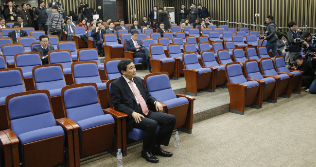 NPAD floor leader Rep. Lee Jong-kul (front) and a few other lawmakers wait for the party’s general assembly to open at the National Assembly on Monday. Yonhap