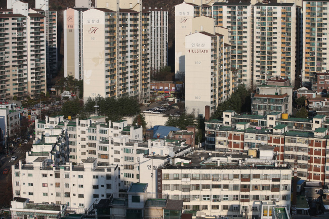 Korean banks are expected to tighten credit standards for home loans, starting from February next year, amid concerns over the country’s record-high household debt. (Yonhap)