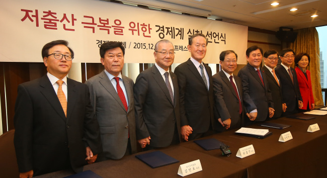 Finance Minister Choi Kyung-hwan (fourth from right), Health Minister Chung Chin-youb (third from right) and Federation of Korea Industry chairman Huh Chang-soo (fourth from left) pose for a photo at a meeting where business groups vowed to join hands to tackle the nation’s low birthrate in Seoul on Tuesday. Yonhap