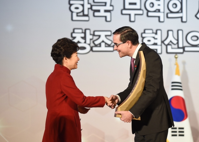 President Park Geun-hye (left) shakes hands with Francois Provost, CEO of Renault Samsung Motors, after giving the $2 billion Export Tower Award at a trade promotion event at Coex in southern Seoul last week. RSM