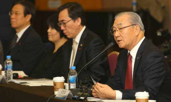 Korea International Trade Association CEO Kim In-ho attends a public committee dedicated to formulating the country’s long-term growth strategy in central Seoul, Thursday. The meeting was cochaired by Kim and Finance Minister Choi Kyung-hwan.(Yonhap)