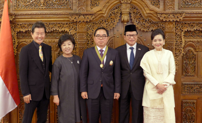 From left: Korean trot singer Tae Jin-ah; the spouse of former ROK Army Chief of Staff Kim Yo-han; Kim Yo-han; Indonesian Ambassador John Prasetio, and his spouse Alexandra Prasetio. Joel Lee/The Korea Herald