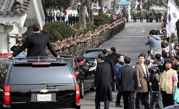 A motorcade guarding and carrying President Park Geun-hye enters Cheong Wa Dae following her presidential inauguration on Feb. 25, 2013. The Korea Herald