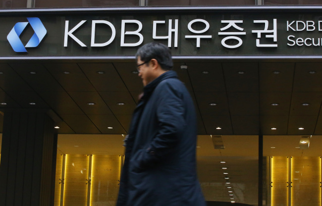 A controlling 49 percent stake in Daewoo Securities Co. is up for sale. Yonhap