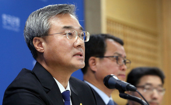 Bank of Korea Deputy Governor Hur Jae-sung attends the press briefing on the financial stability report to lawmakers in BOK's Seoul headquarters in cetral Seoul on Tuesday. (Yonhap)