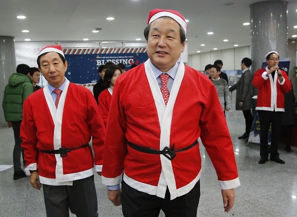 Saenuri chairman Rep. Kim Moo-sung attends an event celebrating the holiday season on Tuesday. Yonhap
