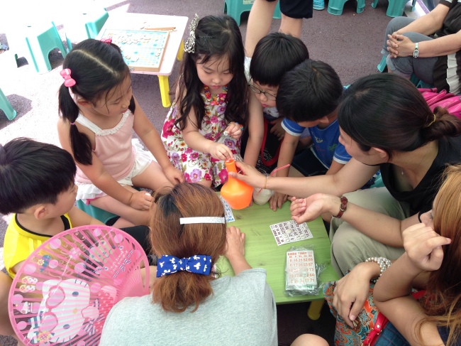 Children participate in a class with volunteers at library Modoo in eastern Seoul. (Modoo)