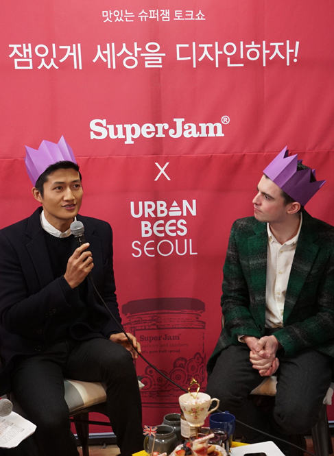 Park Jin (left), head of Urban Bees Seoul, and Super Jam founder Fraser Doherty speak at a chat show. Super Jam Korea