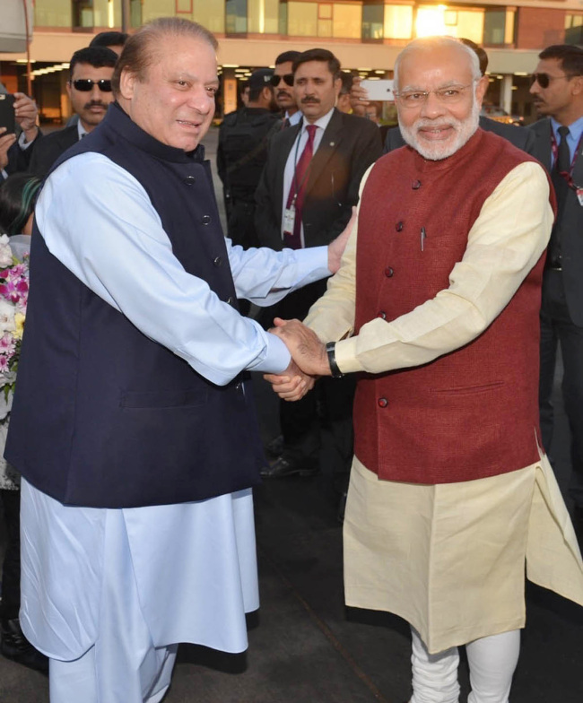 India`s Prime Minister Narendra Modi, right, shakes hands with his Pakistani counterpart Nawaz Sharif in Lahore, Pakistan, Friday. Modi arrived in Pakistan on Friday, his first visit as prime minister to this Islamic nation that has been India`s long-standing archrival in the region. (AP-Yonhap