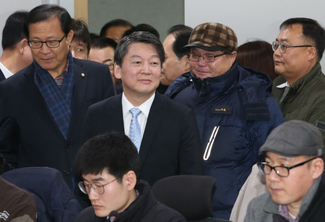 Rep. Ahn Cheol-soo, independent lawmaker and former cochairman of the main opposition New Politics Alliance for Democracy, enters the briefing room at the National Assembly on Sunday morning to announce the policies of his incoming political party. (Yonhap)