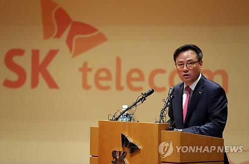 SKT CEO Jang Dong-hyun announces the firm’s new strategy to develop platform businesses embracing Internet of Things and media content services at a press conference in Seoul in April. (Yonhap)