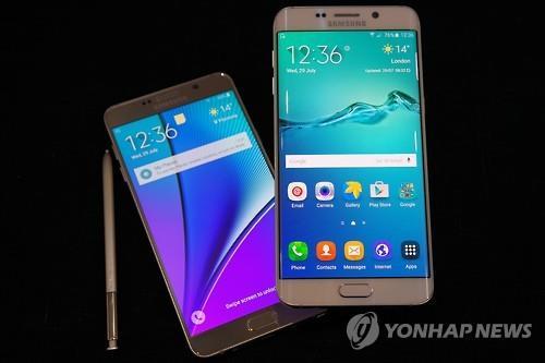 Samsung Electronics’ Galaxy Note 5 (left) and Galaxy S6 Edge Plus. (Yonhap)