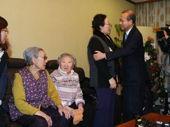 Vice Foreign Minister Lim Sung-nam meets victims of Japan’s wartime sex slavery in Seoul on Tuesday. Yonhap