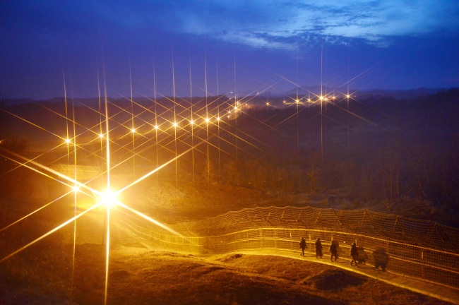 Soldiers patrol the border area in the western part of the Demilitarized Zone on Dec.27. (Yonhap)