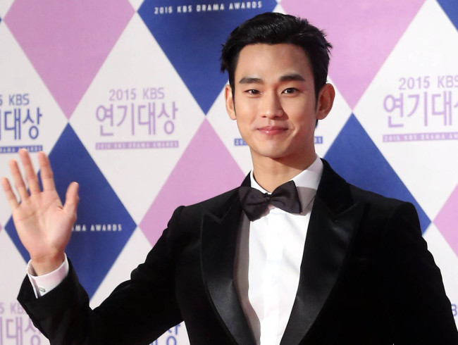 Actor Kim Soo-hyun attends the KBS Drama Awards 2015 on Friday. (Yonhap)
