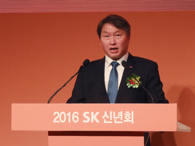 SK Group chairman Chey Tae-won attends the group’s New Year event held at the Sheraton Grand Walkerhill in Seoul on Monday. (SK Group)