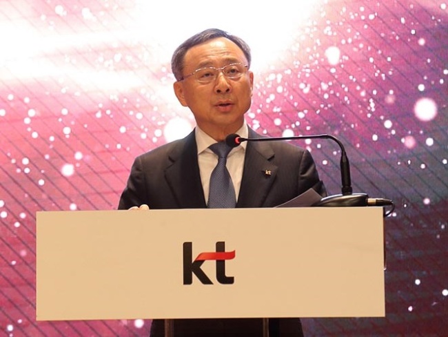 KT CEO Hwang Chang-gyu delivers a speech at a New Year’s event at a KT office in Bundang, Gyeonggi Province on Monday. (KT)