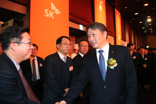 SK Group chairman Chey Tae-won (third from left) attends the group’s New Year event held at the Sheraton Grand Walkerhill in Seoul on Monday. (SK Group)