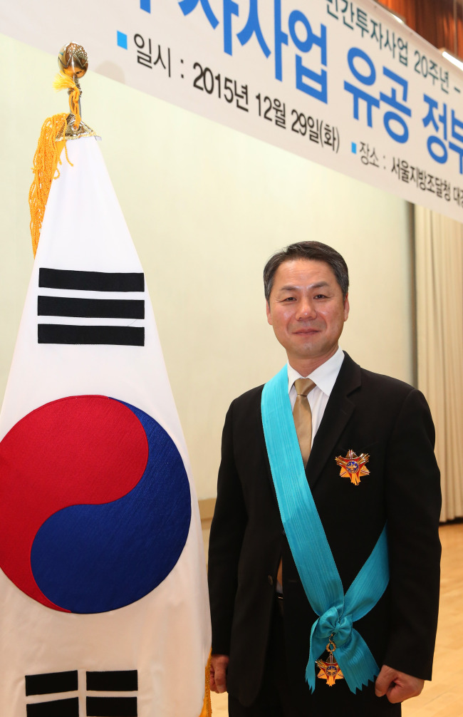 Incheon Bridge Corp. CEO Kim Soo-hong poses after being presented the Order of Industrial Service Merit at the awarding ceremony office of the Public Procurement Service in Banpo-dong, Seoul, on Dec. 29. (Incheon Bridge Corp.)
