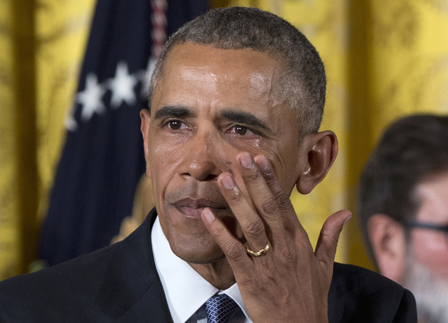 U.S. President Barack Obama wipes tears after making the announcement at the White House. Yonhap