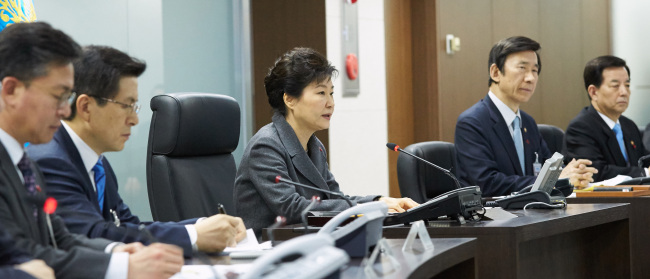 President Park Geun-hye (second from right) speaks during an emergency meeting of the National Security Council at Cheong Wa Dae on Wednesday. (Yonhap)